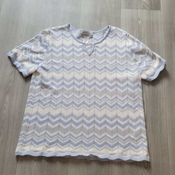 Alfred Dunner Petite Chevron Knit Top PL Light Blue & White Short Sleeve Metalli - Picture 3 of 9